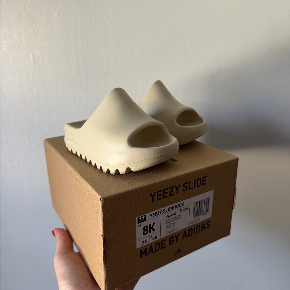 Yeezy Slide Kids in Cream